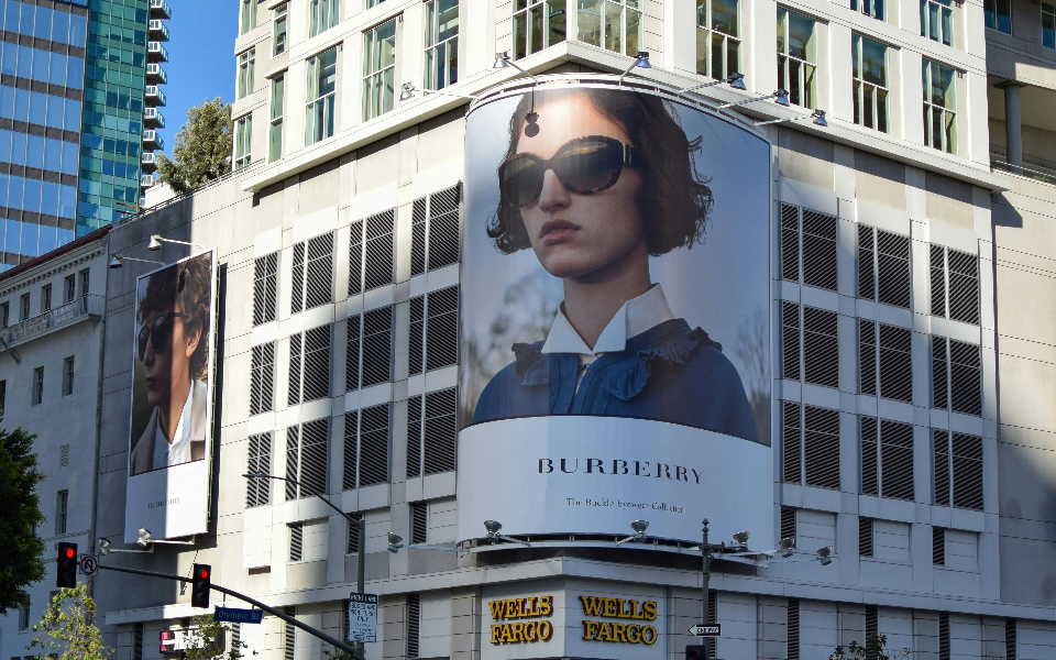 Burberry三年来首次四大品类全面增长，营销投入和定价策略奏效了